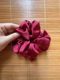バーガンディ サテン シュシュ