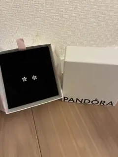 【お値下げしました！】Pandora 花モチーフ ピアス(両耳用)のサムネイル