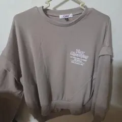 ベージュ プリント入り 長袖カットソー