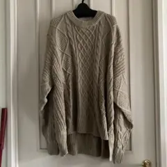 ベージュ ケーブルニット セーター