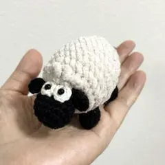 ひつじ あみぐるみ＊もこもこ羊＊キーホルダー付き＊手のひらサイズ＊ハンドメイドのサムネイル