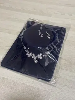 【新品未使用】クリスタル花モチーフネックレス＆ピアスセット　ブライダル　パーティ
