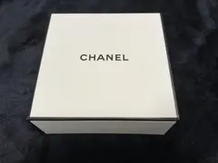 CHANEL ホワイトボックス ロゴ入りのサムネイル