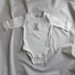 petit main ウサギワッペンロンパース