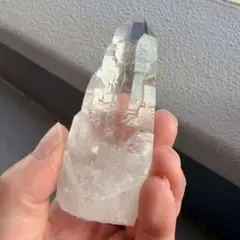 【ブラジル産・カテドラル水晶】レリーフ状の重厚な結晶 116g 原石 ブラジル産・カテドラル水晶】レリーフ状の重厚な結晶 116g 原石
