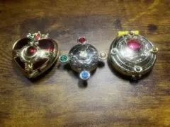 有言実行三姉妹シュシュトリアン バルミラクルペンダント - メルカリ