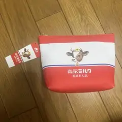 牛とイチゴデザインのポーチ