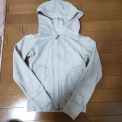 グレー フード付き パーカーのサムネイル
