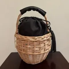 アーヴェヴェ　タッセル付きかごバッグ