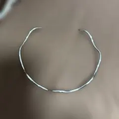 シンプルな金属製チョーカー