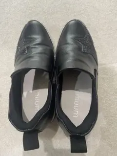 MUUM ブラック スリッポン スニーカー 星形装飾