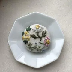 手刺繍のくるみボタン　ヘアゴムorブローチ