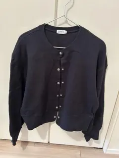 黒いリブ編みボタン付きカーディガン