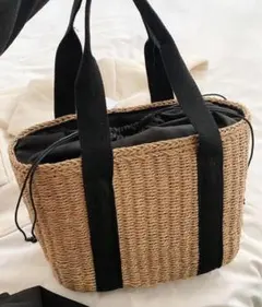 ナチュラルストローとブラックのかごバッグ