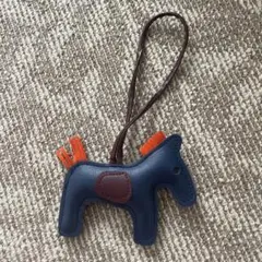レザー調　馬チャーム　キーホルダー　ネイビー