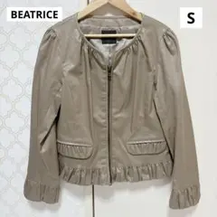 BEATRICE（ベアトリス） ノーカラー ギャザー フリル ジャケットのサムネイル