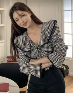 フリル付き黒白ギンガムチェックブラウス リボン付き M Ｖネック