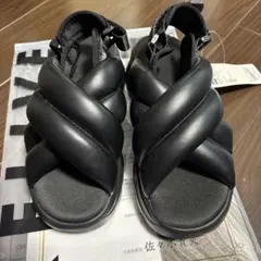 新品　タグ付き　GU ボリュームソールパフィーサンダル ブラック S レディースのサムネイル