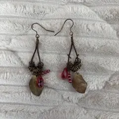 リーフ型メタルパーツのピアス