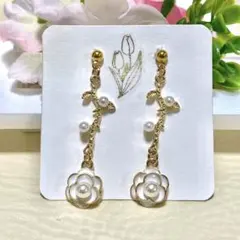 白いバラ×パール付き小枝　ゴールド　揺れる　小ぶり　フラワー　花　ハンドメイド