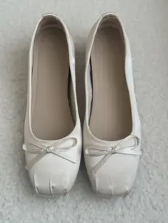 アイボリー リボン付きバレエシューズ