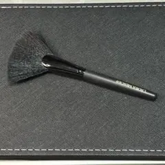 【laura mercier】ファンパウダーブラシのサムネイル