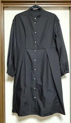 ワンピース　黒　長袖　前あき　パール調ボタン
