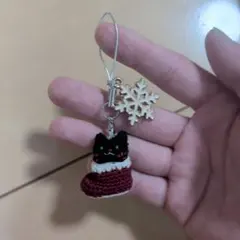 ブーツに入ったクロネコの星入りキーホルダー