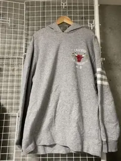 NBA TEAMスウェットパーカー シカゴ ブルズのロゴ入りプルパーカー