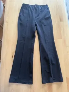 GU 黒のフレアパンツ ボタン付き