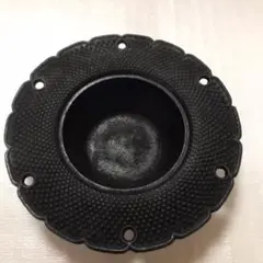 鋳物　鉄器　小物入れ　アンティーク　重厚感のある輪郭やホールやドットがキュート！