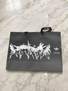  Originals by JENNIE 限定ショッパー　ノベルティ adidas JENNIE ジェニー ショッパー BLACKPINK アディダス - メルカリ