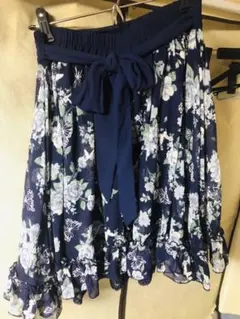 axes femme リボン付き花柄膝丈スカート