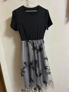 黒とグレーの刺繍入りワンピース
