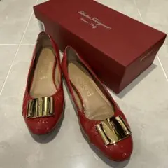 フェラガモ エナメル レッド フラットシューズ