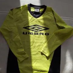 UMBRO イエロー ブラック Vネック シャツ 150