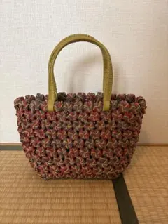 カラフルな天然素材のかごバッグ