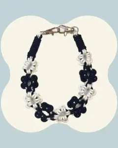 お花　ハンドストラップ　ブラック×ホワイト