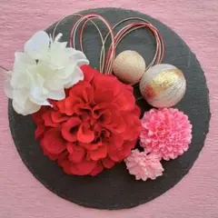 赤ダリアにローズとピンクのピンポンマムと和玉かんざしに赤の水引の髪飾り