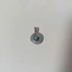 シルバー 円形ペンダント 青いストーン