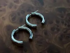 シンプル シルバーカラー フープピアス 両耳用のサムネイル