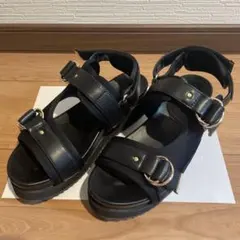 黒の厚底ストラップサンダルのサムネイル
