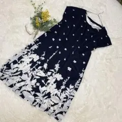 美品　ELLE サイズ38ネイビー 花柄 半袖ワンピース　鮮やか　ゆったりのサムネイル