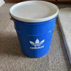 adidas 青いバケツ 蓋付き