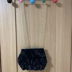フリル付き黒ベルベットクラッチバッグ　ショルダーチェーン付き