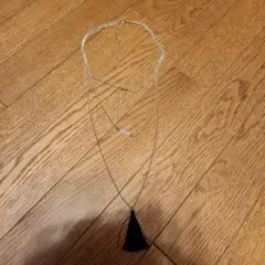 タッセル付き3連のロングネックレス