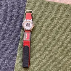 コンパス付き赤ナイロンバンド腕時計