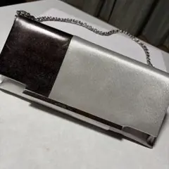 シルバーと黒のパーティーバッグ