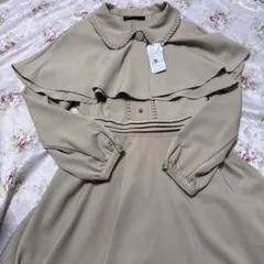 値下げ♥︎︎タグ付未使用♥︎︎セシルマクビー♥︎︎ベージュケープ付長袖ワンピース風