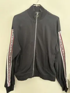 黒いジップアップジャンパー